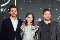 『로그 원: 스타워즈 스토리』 일본 프리미어의 스탭·캐스트 (왼쪽부터 디에고 루나, 펠리시티 존스, 개러스 에드워즈)