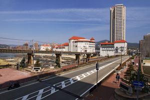 무코 강 옆에 위치한 학교 건물. 왼쪽 옆은 다카라즈카 가극단이다.