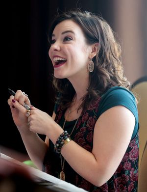 체라미 리는 영어 더빙에서 아스나 역을 훌륭하게 연기해 호평을 받았다.