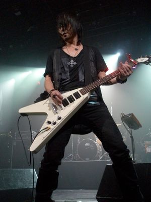 2010년 어빙 플라자에서 공연하는 미치유키 가와시마