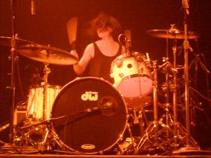 2010년 Boom Boom Satellites와 함께 공연하는 지원 드러머 요코 후쿠다