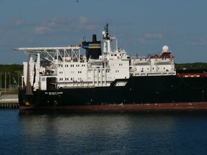 미 해군 전략 수송선 뒤편에는 헬리패드가 있다.