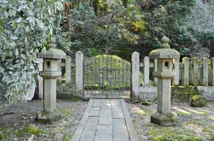 미나모토노 요시미쓰의 무덤. 시가현 오쓰시 소재.
