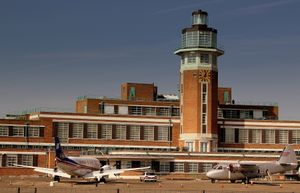 1930년대부터 1986년까지 사용된 구 터미널 건물, 현재는 크라운 플라자 리버풀 존 레논 공항 호텔