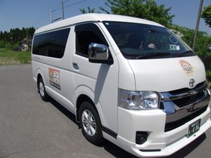 가니타역에 정차한 '완 택시'(2024년 5월)