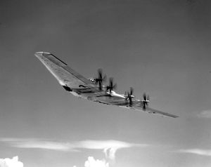 XB-35 후방, 날개 끝 스플릿 플랩 모습