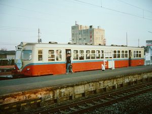 1984년 오모토역에 정차한 오카야마 린코 철도 열차