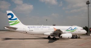 2013년 캄보디아 시엠레아프 국제공항에 있는 스카이윙스 아시아 항공의 에어버스 A320 항공기