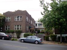 싱글즈의 주요 세트로 사용된 아파트 건물