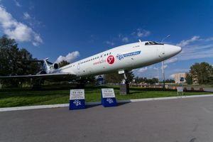 S7 항공의 투폴레프 Tu-154M 기념비, 톨마초보 공항