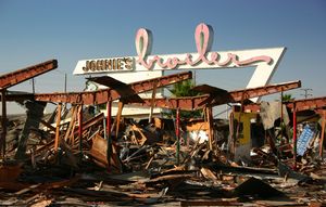 존니'스 브로일러(Johnie's Broiler)가 2007년 1월 7일 철거된 후의 모습. 많은 구기 건축물들이 낡거나 파괴되었다. (이 건물은 남은 건축 요소를 통합하여 재건축되었다.)