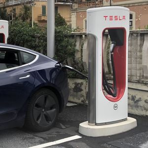 듀얼 케이블을 갖춘 유럽형 V2 충전기, Type 2 커넥터 및 (꽂혀 있는) CCS2