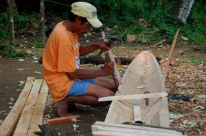 전통적인 방법으로 보트를 만드는 파나이 어부