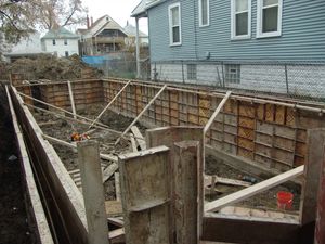 현장 타설 콘크리트 기초용 강철 및 합판 거푸집