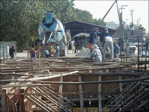 방콕의 부두에 설치된 전통적인 목재 거푸집