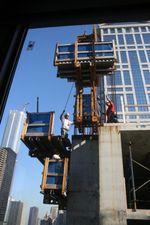 시카고 워터뷰 타워 현장에서 활동거푸집을 철거 중이다