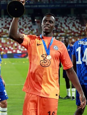 클럽 월드컵 트로피를 들고 있는 멘디 (2021년)