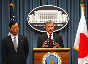 2007년 마쓰오카 (왼쪽)와 미국 농무부 장관 마이크 요한스