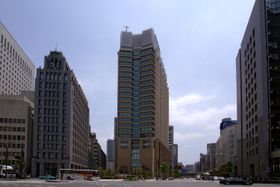 히비야 공원 유라쿠몬(북단)에서 동쪽의 하루미 거리 방면(중앙의 빌딩은 더 페닌슐라 도쿄)