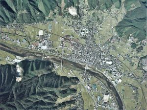 시청 소재지인 구세 지구 주변의 항공 사진.1976년 10월 17일 촬영. 국토교통성 국토지리원 [https://mapps.gsi.go.jp/ 지도·항공사진 열람 서비스]의 항공 사진을 기반으로 작성.