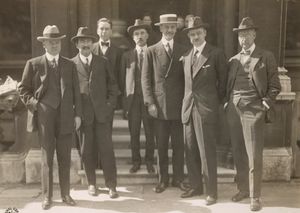 1918년 미국의 식량 행정관들: 허버트 후버는 맨 왼쪽, 스트라우스는 왼쪽에서 세 번째