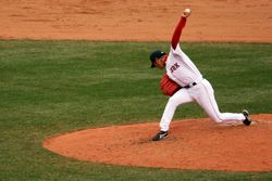 오카지마의 독특한 투구폼, 공을 릴리스하기 전에 3루 방향을 바라보는 모습