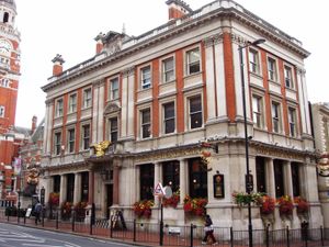 크로이던 시내에 위치한 스프레드이글 (Spreadeagle). 2013년에 개장한 동명의 극장도 이 건물에 위치해 있다.