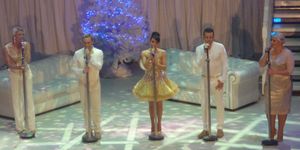 마이크 스탠드 앞에 서 있는 다섯 명의 사람들