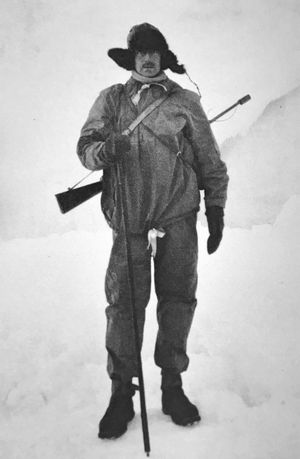 1921년 카마라사 후작이 북극권에서 애버크롬비 & 피치 사냥 장비를 착용한 모습