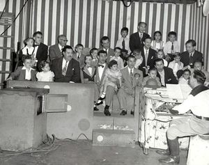 윈첼, 1948년경 Howdy Doody 스튜디오 관객석에서 장녀와 제리 매호니와 함께 찍은 사진