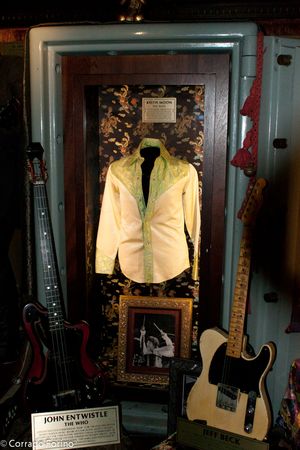더 후의 멤버 키스 문이 소유했던 셔츠와 함께 전시된 엔트위슬의 베이스(런던 하드 록 카페)
