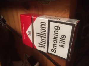 정부의 건강 경고가 있는 영국 말보로 담배 갑