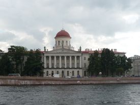 러시아 문학 연구소, 말라야 네바 강 건너편에서 본 모습