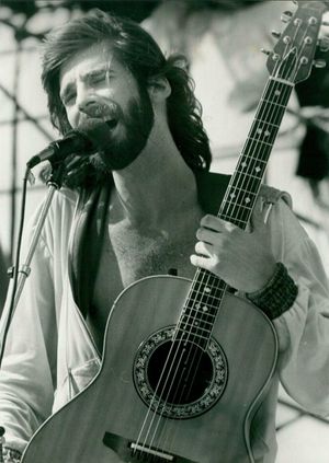 1977년 공연하는 로긴스