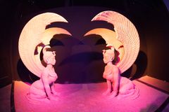 작중에 등장하는 스핑크스 조각상(바이에른 필름 소장)