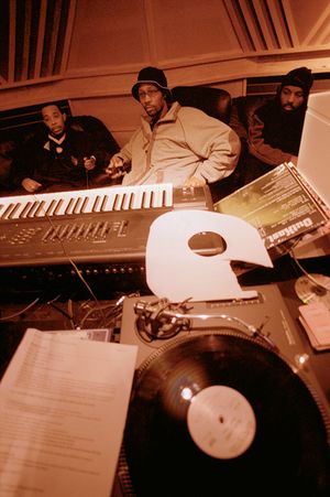 U-God, Prodigal Sunn과 함께 스튜디오에 있는 RZA (2002)