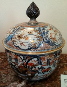 18세기 이마리 덮개 달린 수프 그릇(District Museum, 타르누프); 폴란드-리투아니아 연방의 마그나트가 수집한 수출용 도자기의 예