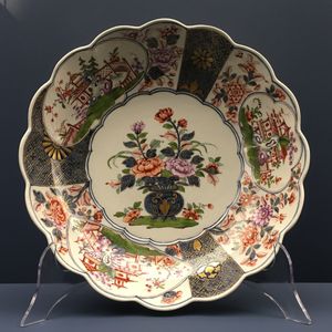 정원 풍경, 국화, 모란이 그려진 이마리 양식의 도자기 그릇, 채색 및 금박. 비엔나 황실 도자기 공방, 1744/49