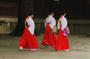 무녀의 복장은 흰색 고소데와 붉은 하카마로 구성된다. 머리카락은 흰색과 붉은색 머리 리본으로 묶어 포니테일을 만든다.