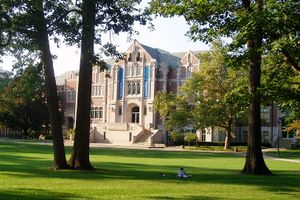 미술관 건물은 대학교의 구관에서 흔히 볼 수 있는 대학 고딕 양식 건축의 두드러진 예이다.