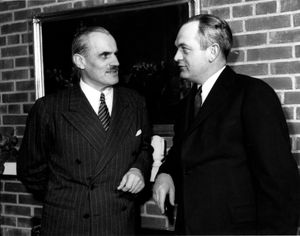 아서 콤프턴(왼쪽), 야금 프로젝트 책임자와 마틴 D. 휘태커, 클린턴 연구소 소장 (1946년)