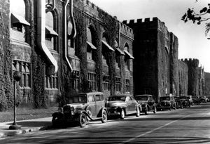 시카고 대학교의 스태그 필드. 이곳 관람석 아래에서 CP-1이 건설되었다. 이 경기장은 1957년에 철거되었다.