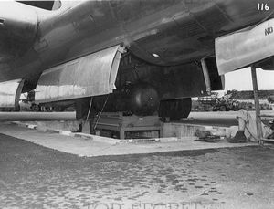 에놀라 게이(Enola Gay) 폭탄창에 탑재하기 위해 들어올려지는 리틀 보이