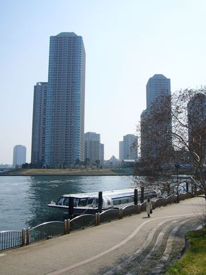 도쿄도주오구 부근 스미다강에 계류 중인 도쿄 미즈베 라인의 선박