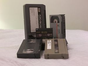 U-matic (뒷줄 왼쪽)과 Video8 (가운데), 소형 베타캠 테이프(뒷줄 오른쪽), VHS (앞줄 왼쪽), MII (앞줄 오른쪽) 비교