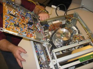 수리를 위해 분해된 U-matic 플레이어