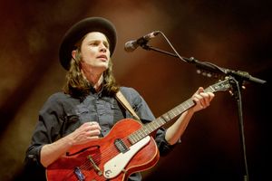 베이가 2016년에 공연하고 있다.