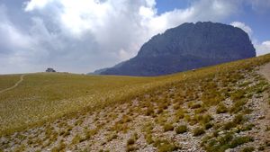 무세의 고원, 배경에 스테파니(제우스의 왕좌)가 보임