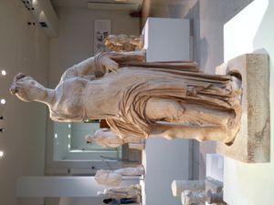 올림포스의 아프로디테 조각상 (디온 고고학 박물관).