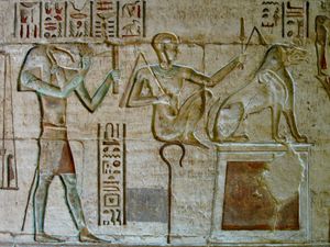 데일 엘 메디나에 있는 하토르 사원에서 죽은 자의 심판을 묘사한 장면의 벽 조각에 새겨진 암미트.